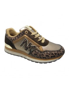 Zapatilla deportiva marrón...