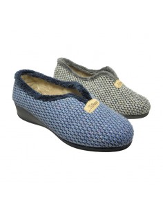 Zapatilla cerrada para casa con cuña azul